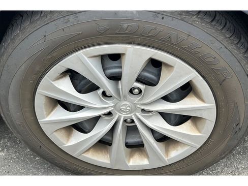 Used 2017 Toyota Camry LE image 4