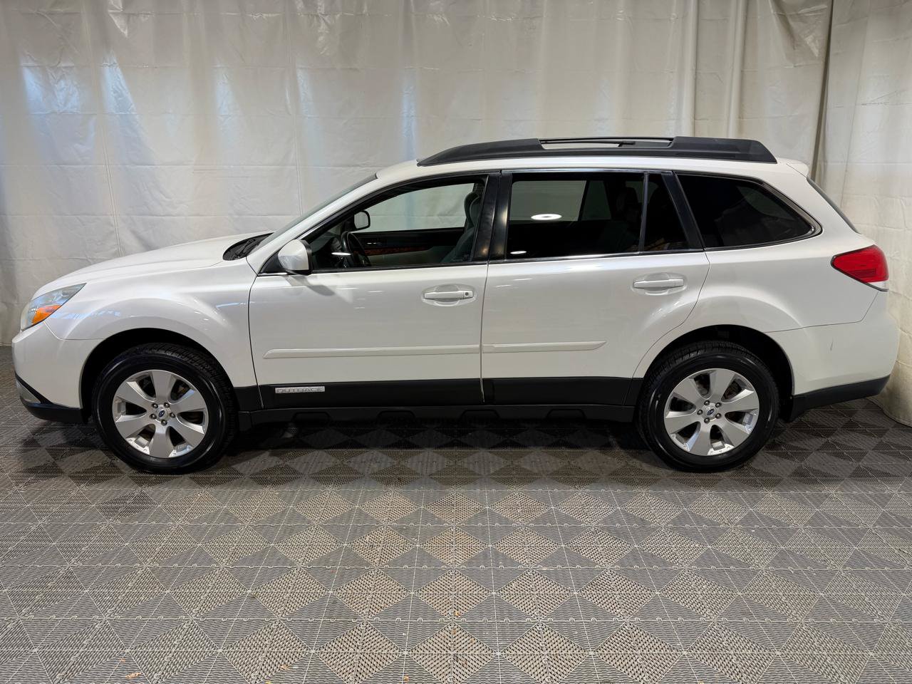 Used 2012 Subaru Outback 2.5i Limited w/ Moonroof Pkg AWD/4WD image 5