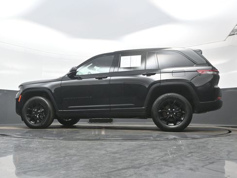 Used 2025 Jeep Grand Cherokee Altitude AWD/4WD image 30