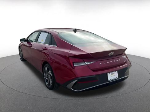 Used 2025 Hyundai Elantra Limited image 11