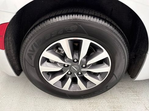Used 2024 Chrysler Pacifica Limited FWD image 14