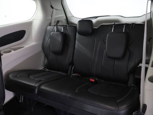 Used 2024 Chrysler Pacifica Touring-L image 39