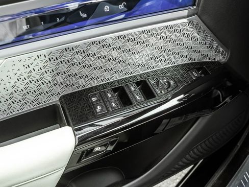 Used 2023 BMW 760i xDrive w/ Executive Package image 16