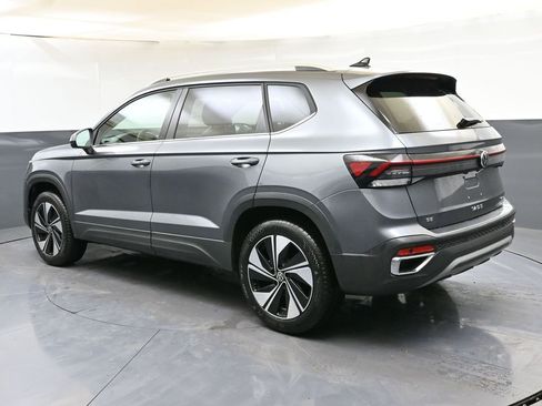 Used 2025 Volkswagen Taos SE w/ Panoramic Sunroof Package AWD/4WD image 3