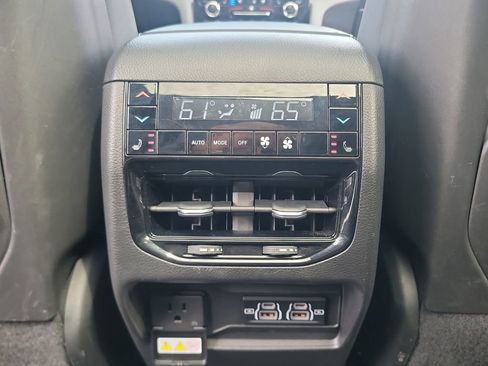 Used 2023 Jeep Grand Cherokee Overland w/ Luxury Tech Group IV AWD/4WD image 18