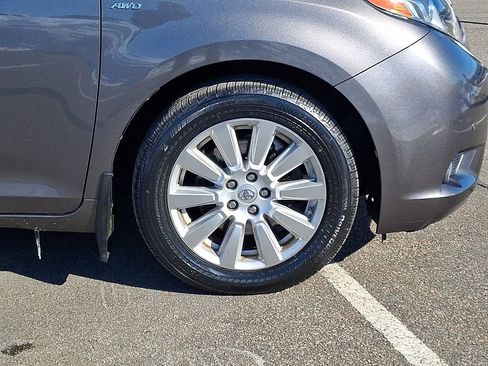 Used 2017 Toyota Sienna Limited image 12