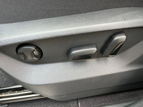 Used 2025 Volkswagen Atlas SE image 23