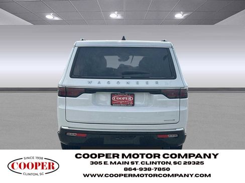 Used 2024 Jeep Wagoneer L Series II w/ Flexible Seating Group RWD image 4
