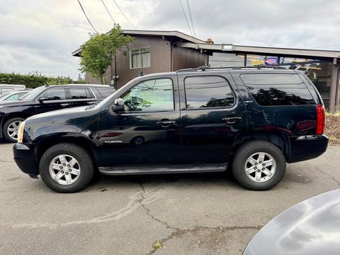 Used 2011 GMC Yukon SLT w/ SLT-2 Equipment Package AWD/4WD image 3