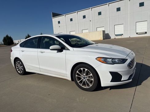 Used 2020 Ford Fusion SE image 3