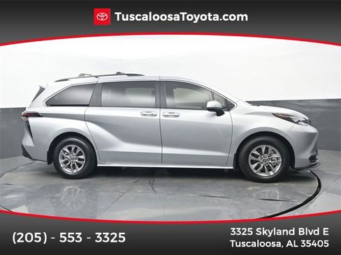 Used 2025 Toyota Sienna LE image 1