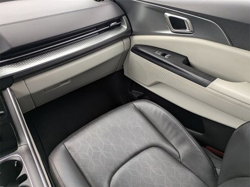 Used 2024 Kia Carnival LX image 19