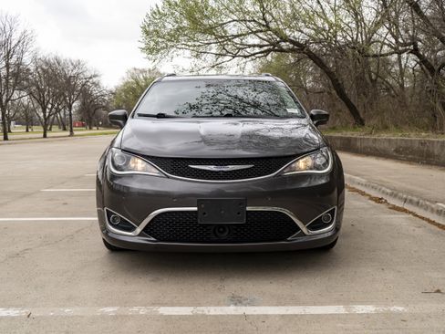 Used 2019 Chrysler Pacifica Touring-L Plus w/ Advanced Safetytec Group image 3