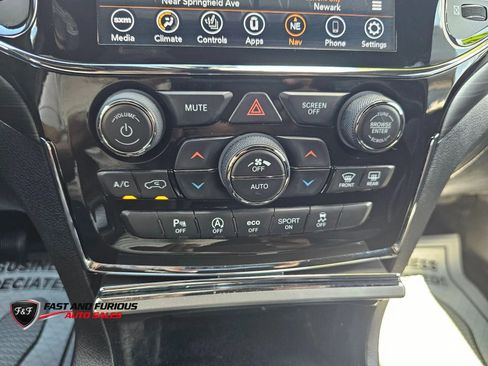 Used 2022 Jeep Grand Cherokee Laredo X AWD/4WD image 23