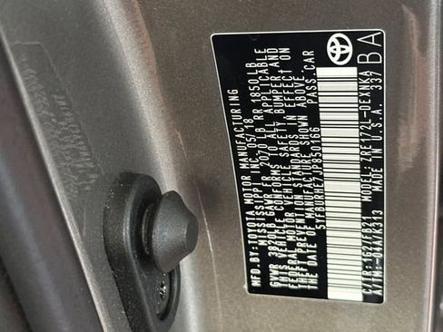 Used 2018 Toyota Corolla LE FWD image 34