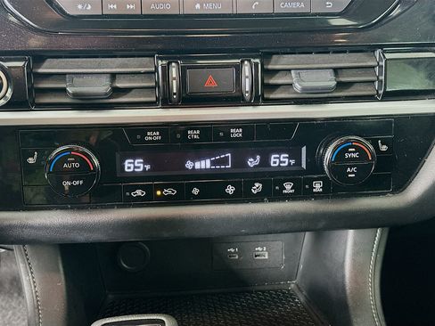 Used 2024 Nissan Pathfinder SV image 23