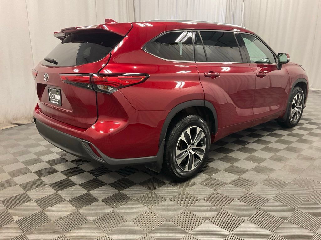 Used 2021 Toyota Highlander XLE AWD/4WD image 2