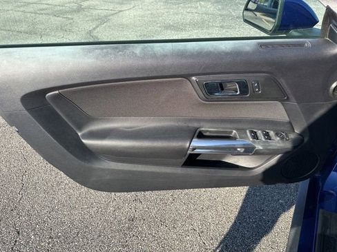 Used 2016 Ford Mustang Convertible RWD image 7