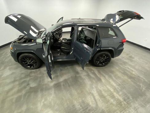 Used 2017 Jeep Grand Cherokee Altitude image 48