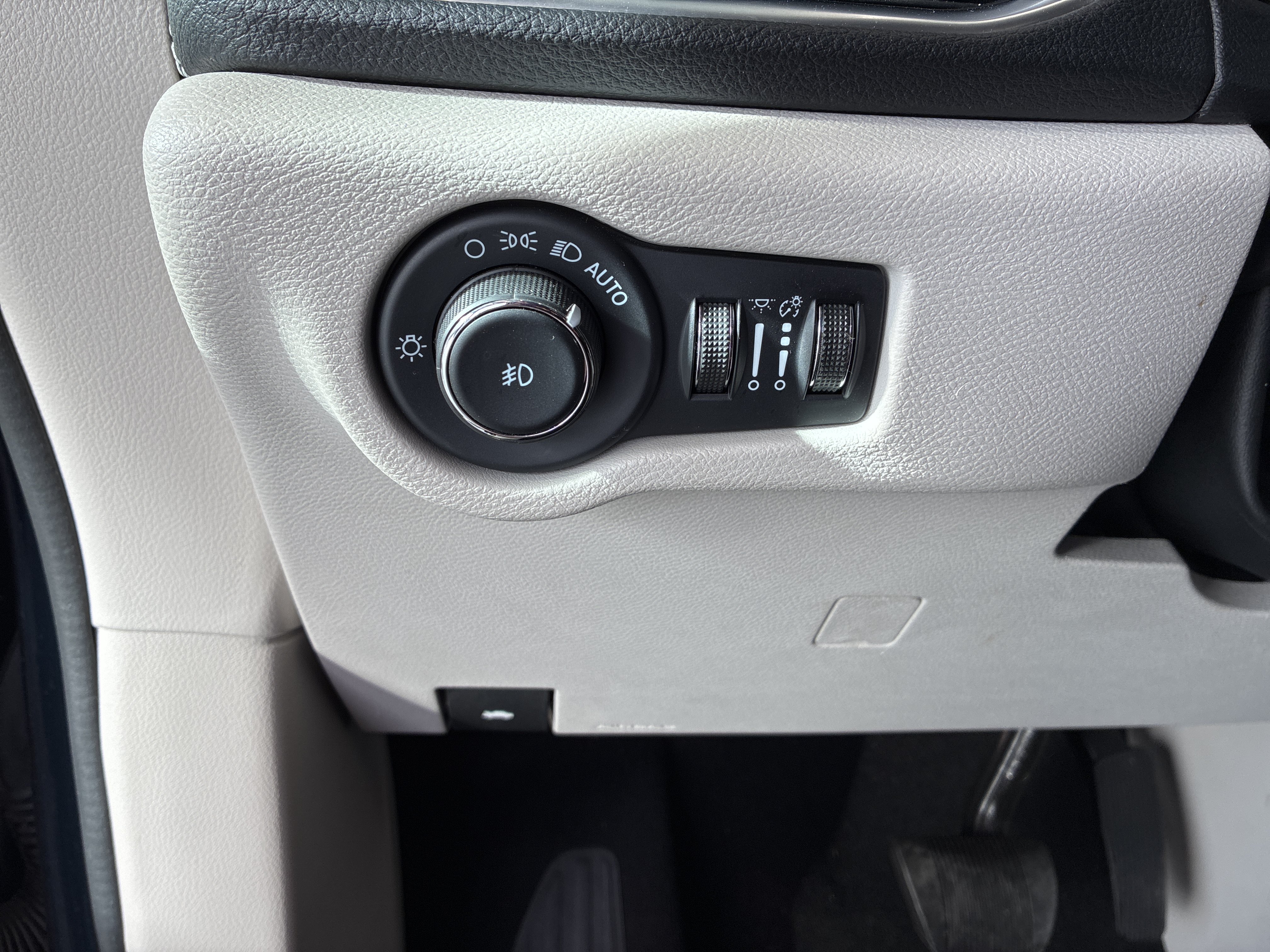 Certified 2023 Chrysler Pacifica Limited w/ Uconnect Theater Family Group AWD/4WD image 25