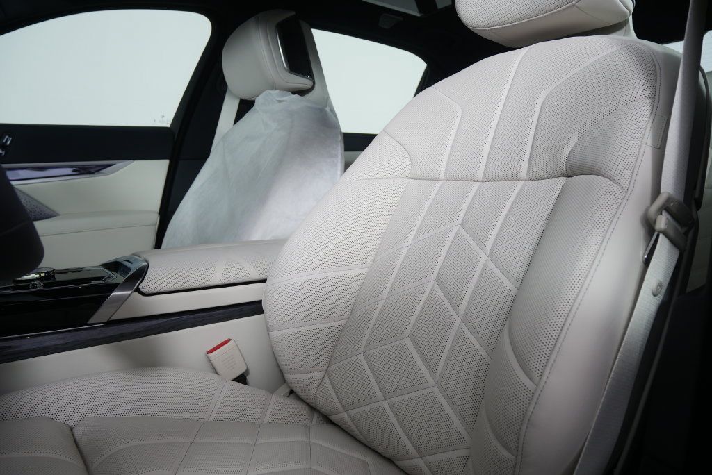 Used 2026 BMW 750e xDrive w/ Executive Package AWD/4WD image 11