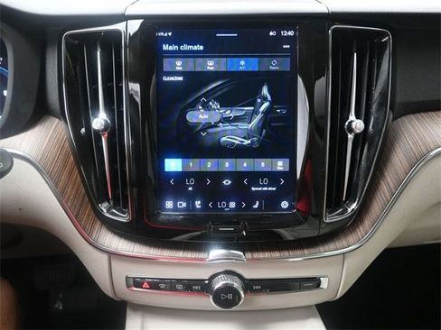 Certified 2022 Volvo XC60 B5 Momentum w/ Climate Package image 11
