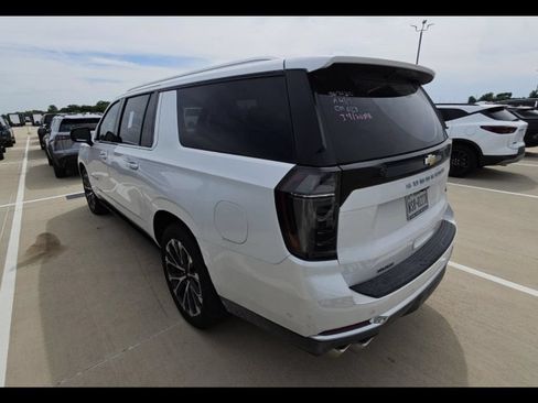 Used 2025 Chevrolet Suburban High Country AWD/4WD image 7