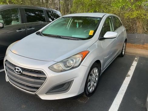 Used 2017 Hyundai Elantra GT image 10
