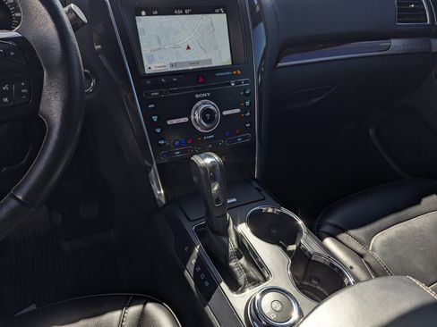 Used 2018 Ford Explorer Platinum image 11