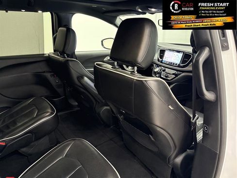 Used 2025 Chrysler Pacifica Limited FWD image 84