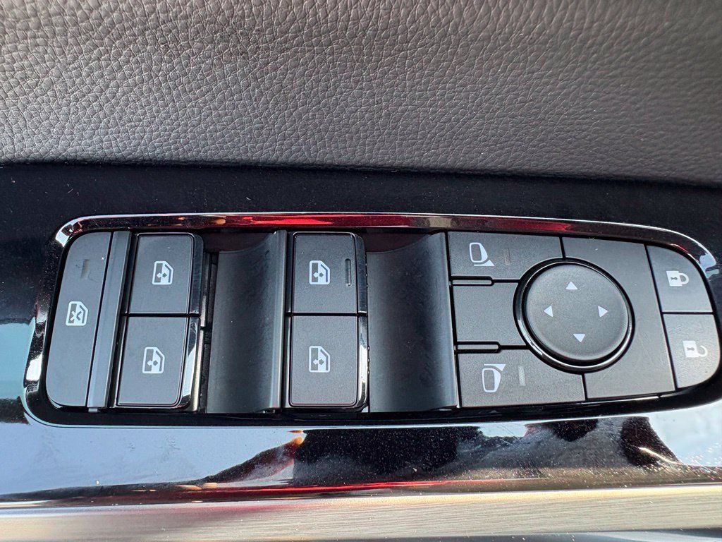 Used 2025 Nissan Pathfinder SL w/ Black Appearance Package AWD/4WD image 28
