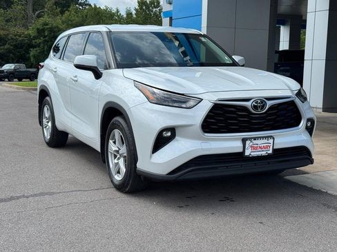 Used 2022 Toyota Highlander LE AWD/4WD image 2