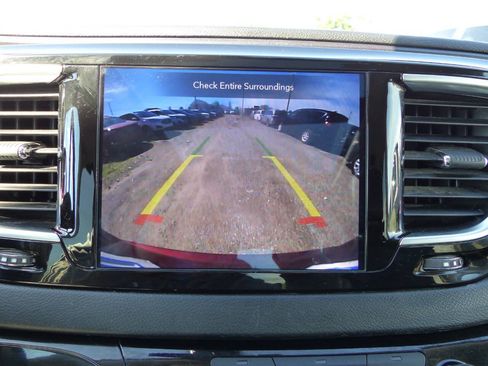 Used 2020 Chrysler Pacifica Limited FWD image 30