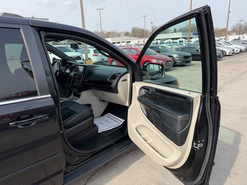 Used 2017 Dodge Grand Caravan SXT w/ Driver Convenience Group image 9