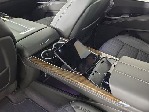 Certified 2025 Cadillac Escalade ESV Premium Luxury Platinum AWD/4WD image 21