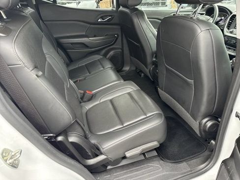 Used 2023 GMC Acadia SLT FWD image 16