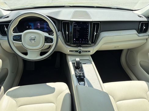 Used 2023 Volvo XC60 B5 Plus image 26