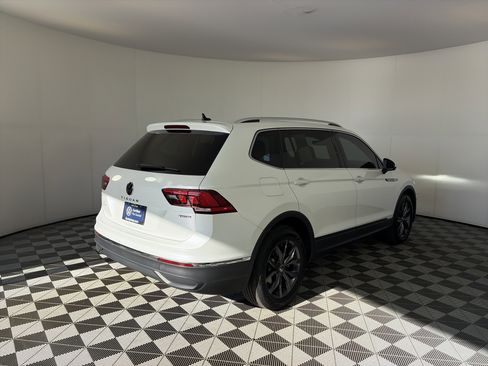 Used 2023 Volkswagen Tiguan SE w/ Panoramic Sunroof Package AWD/4WD image 9