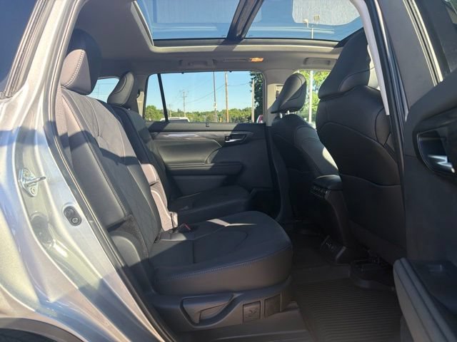 Used 2024 Toyota Highlander Platinum AWD/4WD image 12