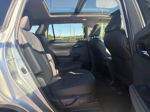 Used 2024 Toyota Highlander Platinum AWD/4WD image 12