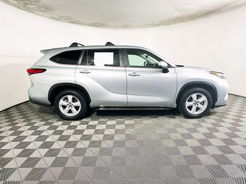 Used 2023 Toyota Highlander L FWD image 2