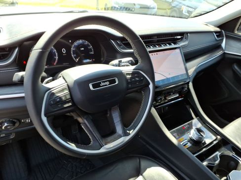 Used 2023 Jeep Grand Cherokee Limited w/ Black Appearance Package AWD/4WD image 11
