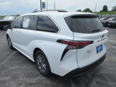 Used 2022 Toyota Sienna LE FWD image 3