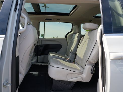 Used 2021 Chrysler Pacifica Limited AWD/4WD image 19