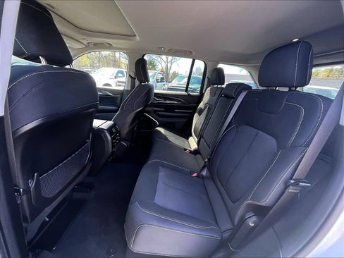 Used 2022 Jeep Grand Cherokee Laredo w/ Luxury Tech Group I AWD/4WD image 22