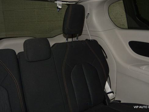 Used 2017 Chrysler Pacifica Touring image 29