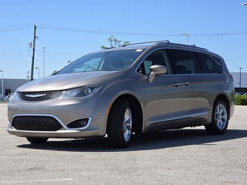 Used 2017 Chrysler Pacifica Touring-L Plus w/ Tire & Wheel Group FWD image 13
