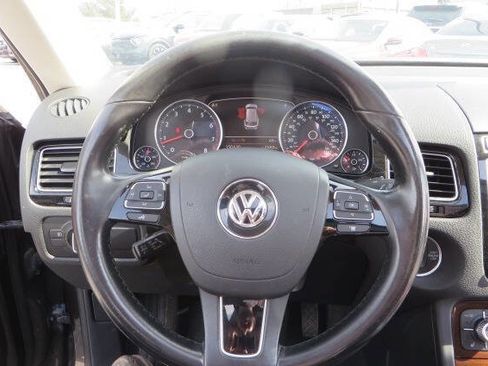 Used 2016 Volkswagen Touareg Sport image 20