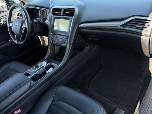 Used 2017 Ford Fusion SE w/ Fusion SE Technology Package image 22