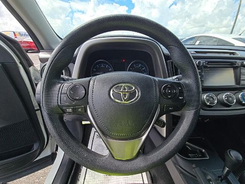 Used 2017 Toyota RAV4 LE FWD image 5